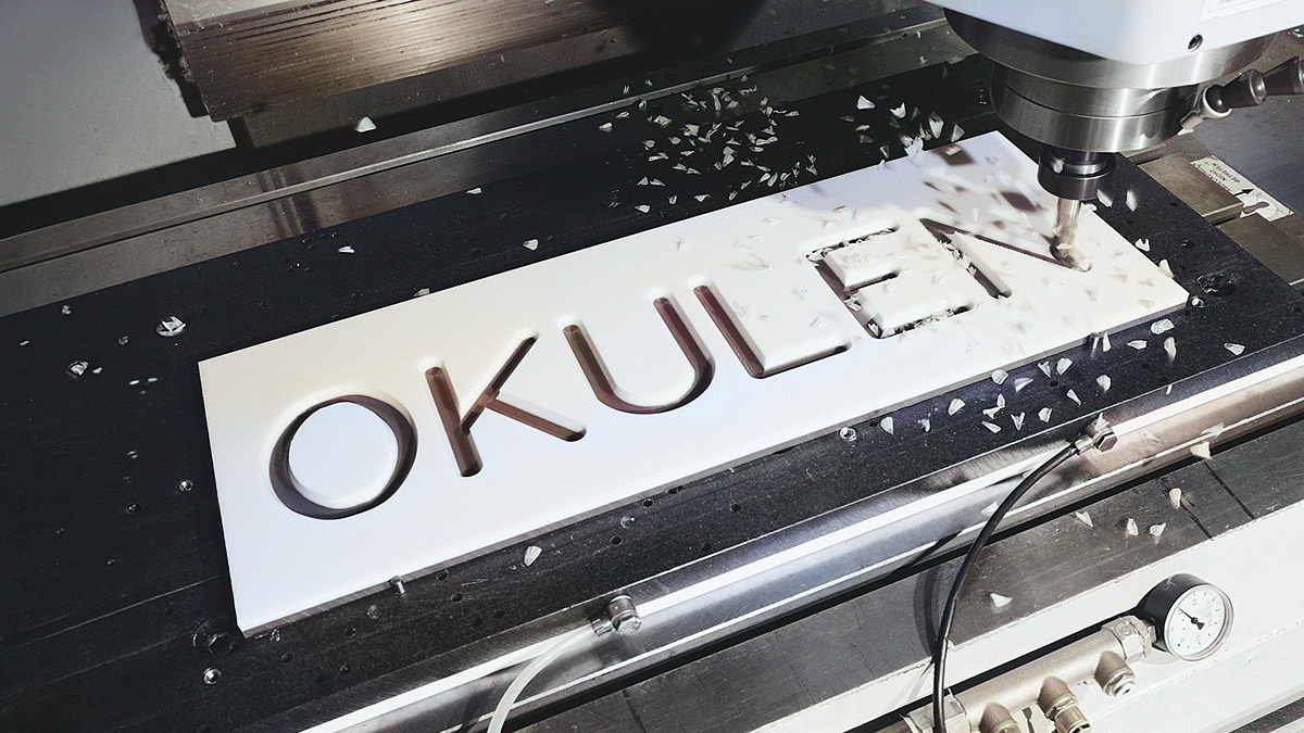 X und Y Design Okulen Schriftzug gefräst X und Y Design Okulen Schriftzug gefräst